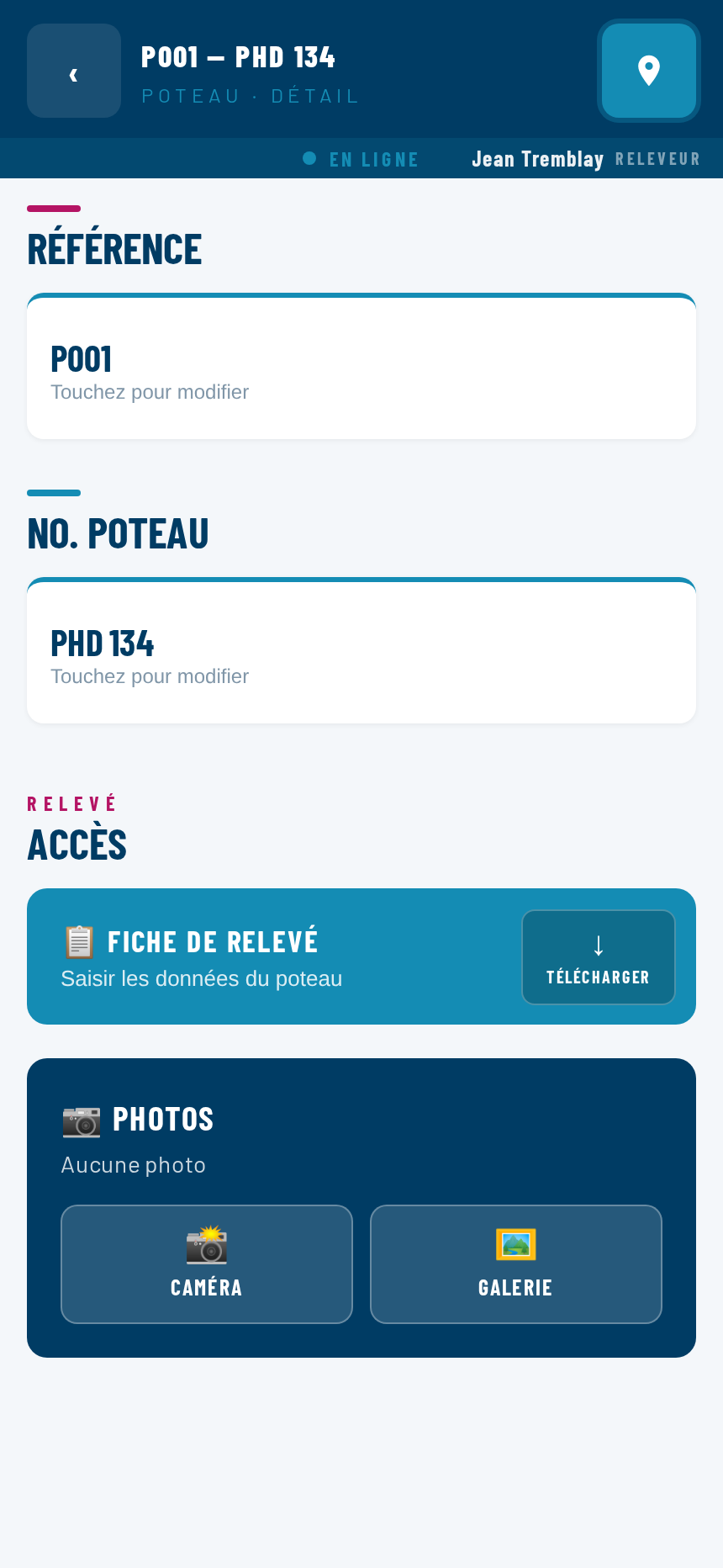 Le hub d'un poteau sur un écran de téléphone, les cartes d'identité empilées.